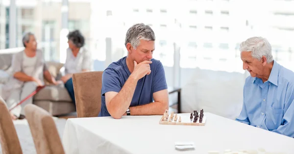 Seniors playing chess — Stock Photo, Image