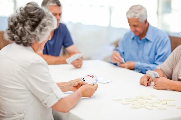 Jubilados jugando a las cartas juntos — Foto de Stock