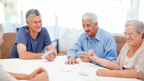 Rentner spielen gemeinsam Karten — Stockfoto