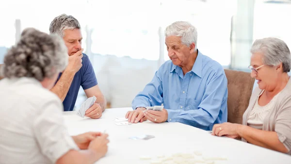 Συνταξιούχος παίζουν χαρτιά μαζί — Φωτογραφία Αρχείου