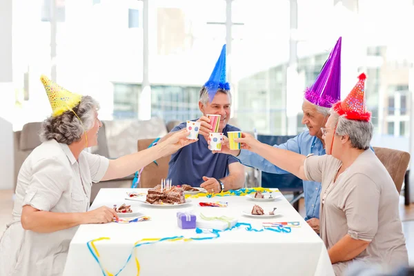 Зрелые друзья на день рождения — стоковое фото