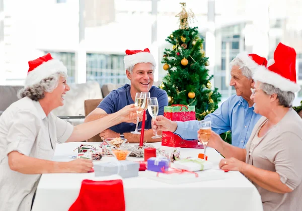 Пожилые люди на Рождество дома — стоковое фото