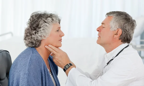 Starszy lekarz robi badanie pacjenta — Zdjęcie stockowe