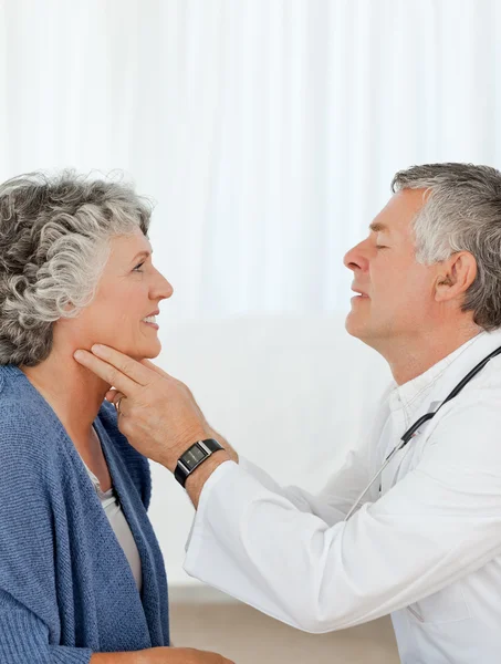 A senior doctor doing an examination of his patient — Stock Photo, Image