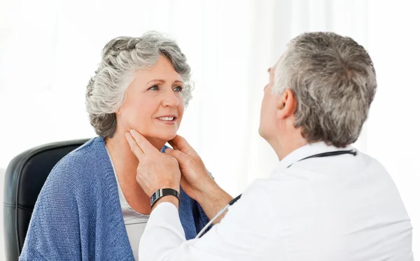 A senior doctor doing an examination of his patient — Stock Photo, Image