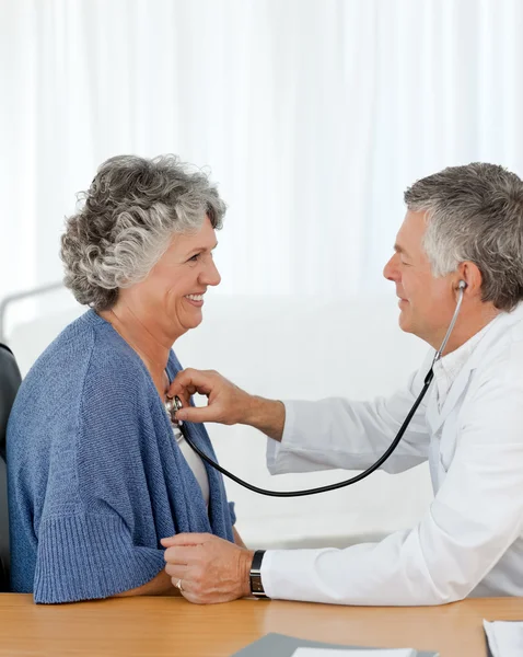 Starszy lekarz robi badanie pacjenta — Zdjęcie stockowe