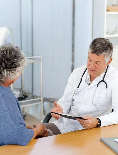 Üst düzey bir doktor ofisinde yaptığı hasta ile — Stok fotoğraf