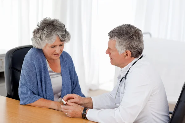 A senior doctor with his patient in his office — Stock Photo, Image