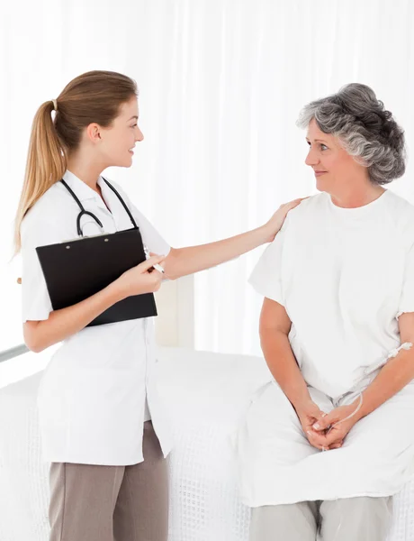 Verpleegkundige praten met haar patiënt — Stockfoto