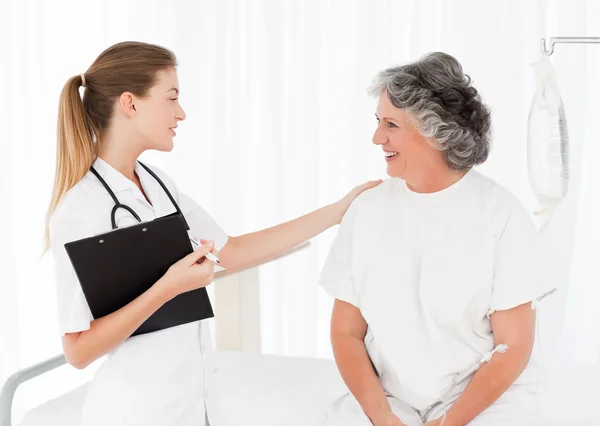 Sjuksköterska prata med hennes patient — Stockfoto