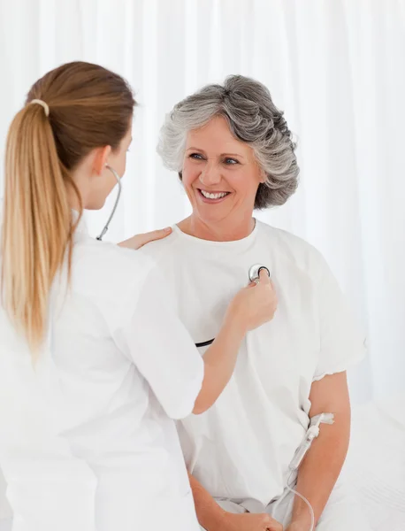 Verpleegkundige nemen de hartslag van haar patiënt — Stockfoto