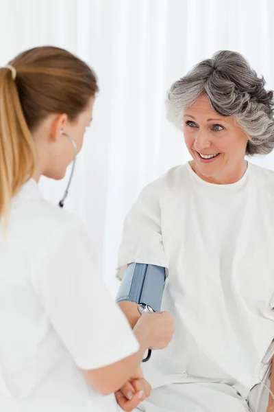 Verpleegkundige nemen de bloeddruk van haar patiënt — Stockfoto