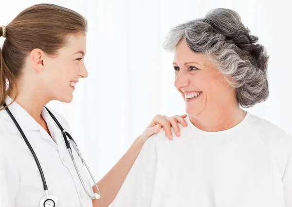 Pacjent z jej pielęgniarki uśmiechając się — Zdjęcie stockowe