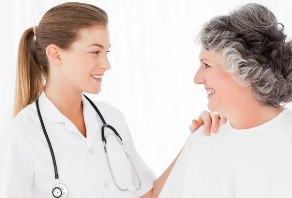 Пациентка с улыбкой медсестры — стоковое фото