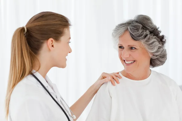 Patient with her nurse smiling — Stock Photo, Image