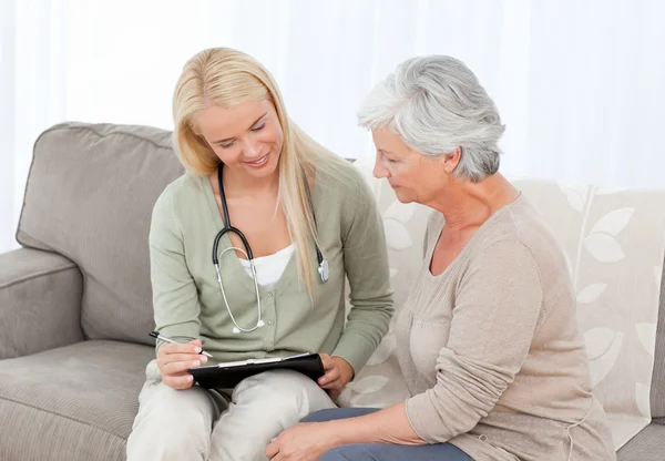Doctor talking with her patient — Stock Photo, Image