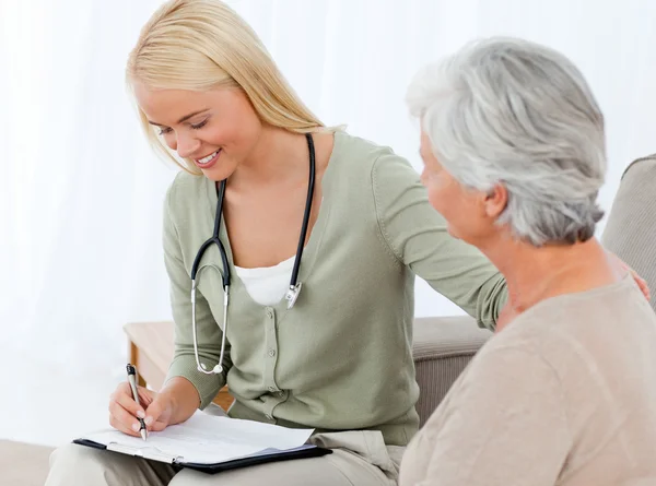 Doctor talking with her patient — Stock Photo, Image