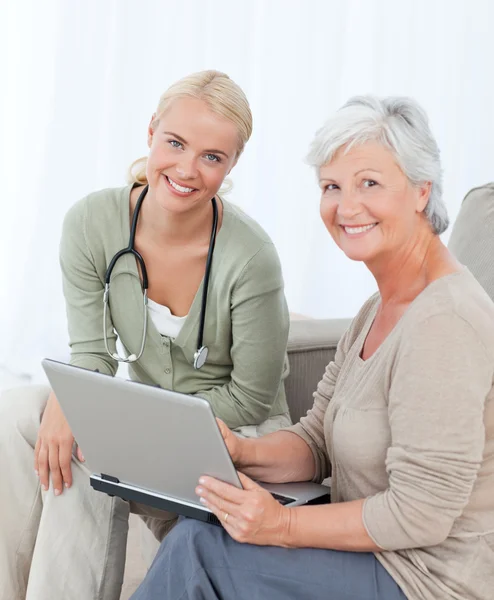 Seniorin arbeitet mit ihrem Arzt am Laptop — Stockfoto