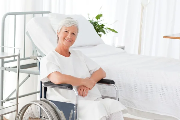 Seniorin im Rollstuhl blickt in die Kamera — Stockfoto