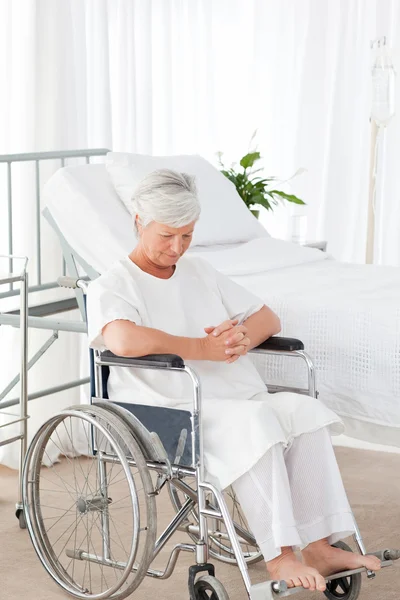 Senior mulher em sua cadeira de rodas — Fotografia de Stock