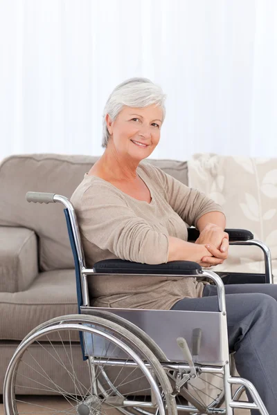 Kvinna som tittar på kameran i hennes rullstol — Stockfoto