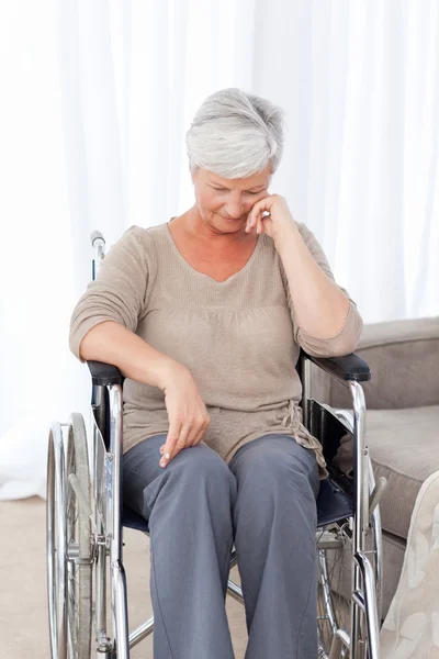 Doordachte senior in haar rolstoel — Stockfoto