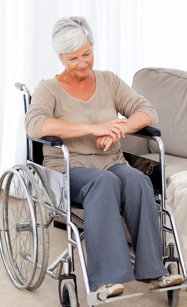 Onu tekerlekli sandalyeye mahkum düşünceli kıdemli — Stok fotoğraf