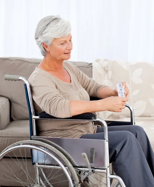 Senior im Rollstuhl mit Tabletten — Stockfoto