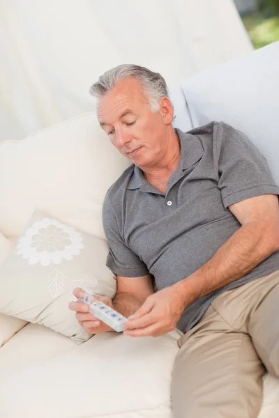 Senior med piller hemma — Stockfoto