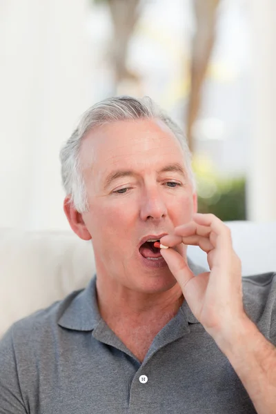 Nyugdíjas férfi tablettát — Stock Fotó