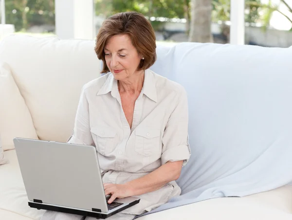 Senior working on her laptop — Stock Photo, Image