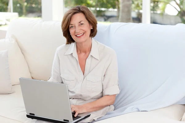 Senior werken op haar laptop — Stockfoto