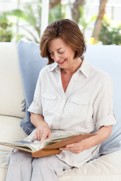 Emekli kadın ona kitap okuma — Stok fotoğraf