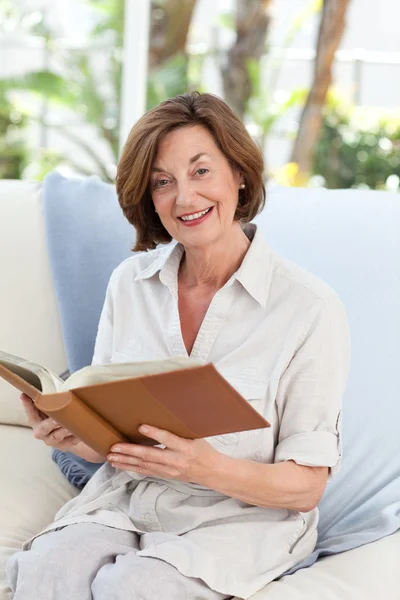 歳の女性彼女の本を読んで — ストック写真