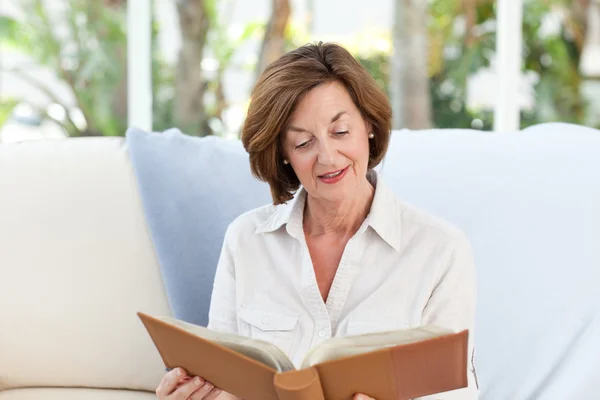 Yaşlı kadın ona kitap okuma — Stok fotoğraf