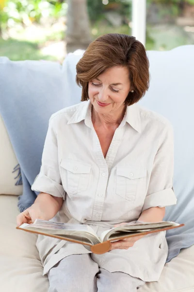 退休的妇女读她的书 — 图库照片
