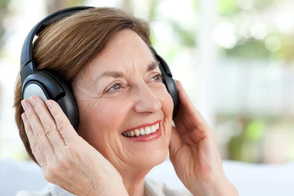 Écoute de musique pour personnes âgées — Photo