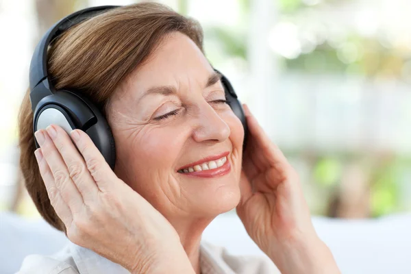 Senior listening to music — Stock Photo, Image