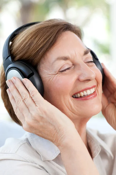 Senior lyssnar på musik — Stockfoto