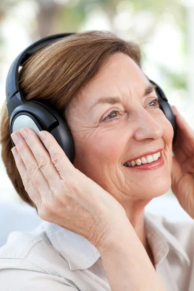 Senior lyssnar på musik — Stockfoto