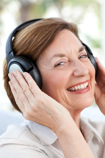 Senior luisteren naar muziek — Stockfoto