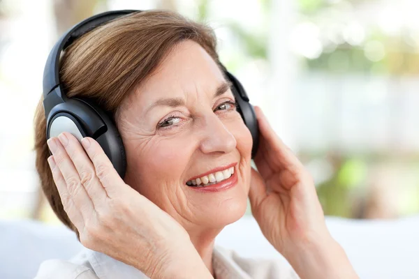 Senior escuchando música —  Fotos de Stock