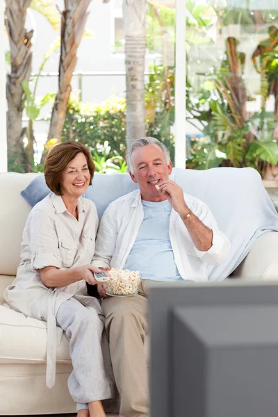 Seniorzy, oglądanie tv w domu — Zdjęcie stockowe
