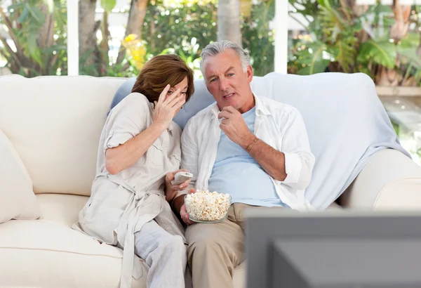 Senioren thuis tv-kijken — Stockfoto