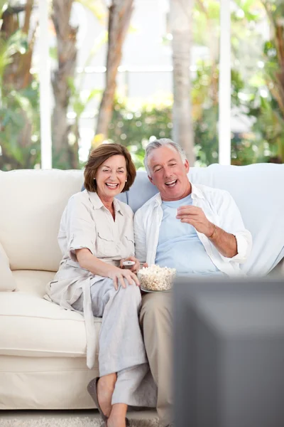 Anziani che guardano la tv a casa — Foto Stock