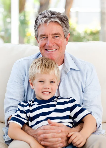 Malý chlapec s dědečkem, při pohledu na fotoaparát — Stock fotografie