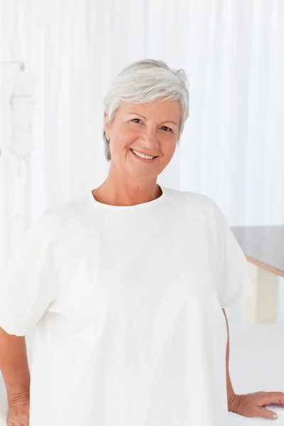 Happy woman looking at the camera in a hospital — Stock Photo, Image