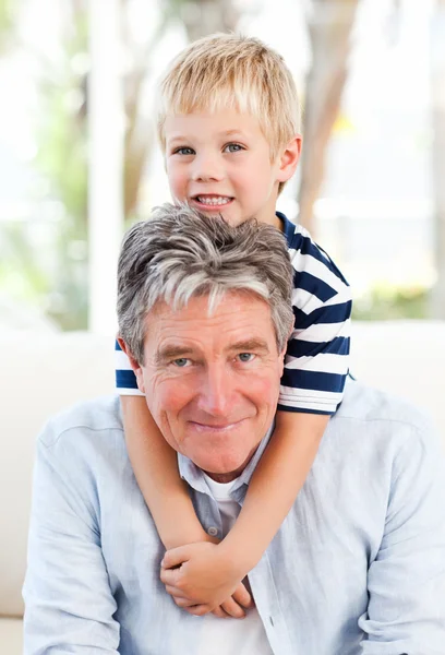 Petit garçon avec son grand-père regardant la caméra — Photo