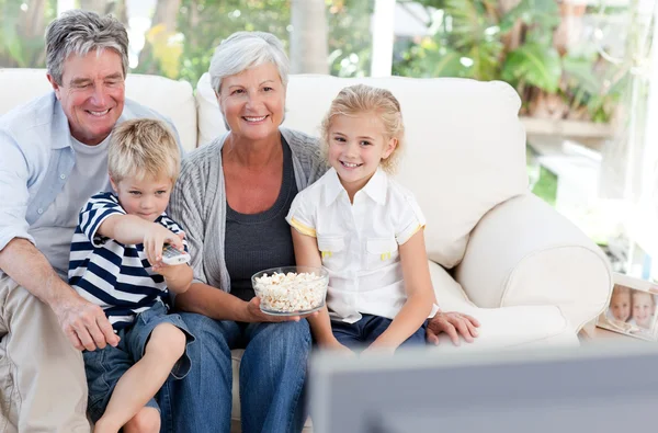 Прекрасна сім'я дивитися телевізор — стокове фото