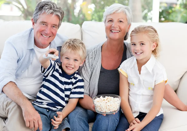 Прекрасна сім'я дивитися телевізор — стокове фото